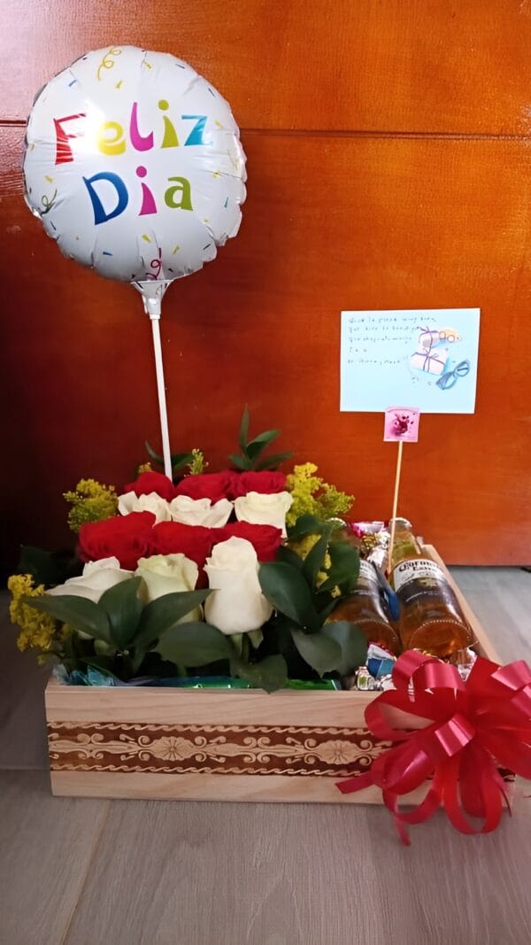 Caja de rosas con cervezas, chocolates y globo R60