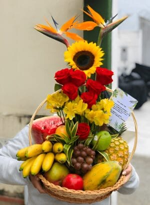 Canasta frutal (Heliconia o Ave del Paraíso) girasol y rosas R89