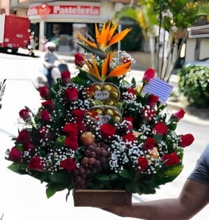 Piramide de rosas, chocolates y fruta R121