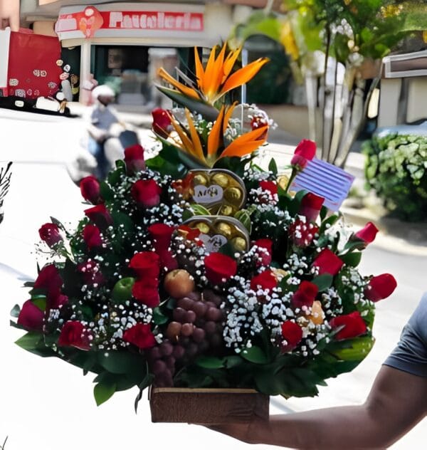 Piramide de rosas, chocolates y fruta R121