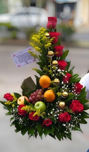 Arreglo de chocolates rosas y  fruta R57