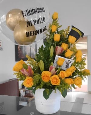 Cilindro para grado, rosas, lirios, globo personalizado y gorro R167